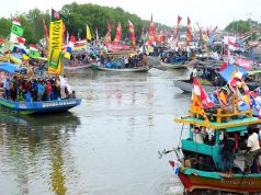 Suasana saat sedekah laut di pantau utara, muarareja, Tegal