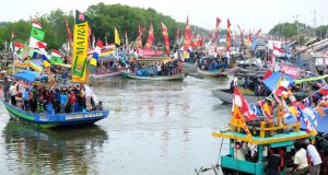 Suasana saat sedekah laut di pantau utara, muarareja, Tegal