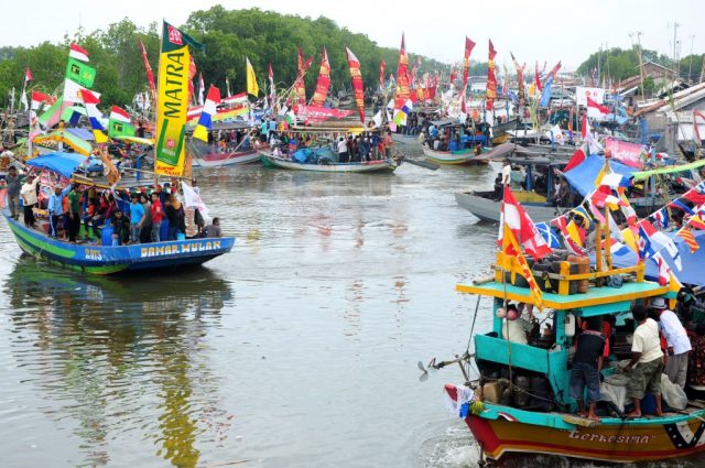 Suasana saat sedekah laut di pantau utara, muarareja, Tegal