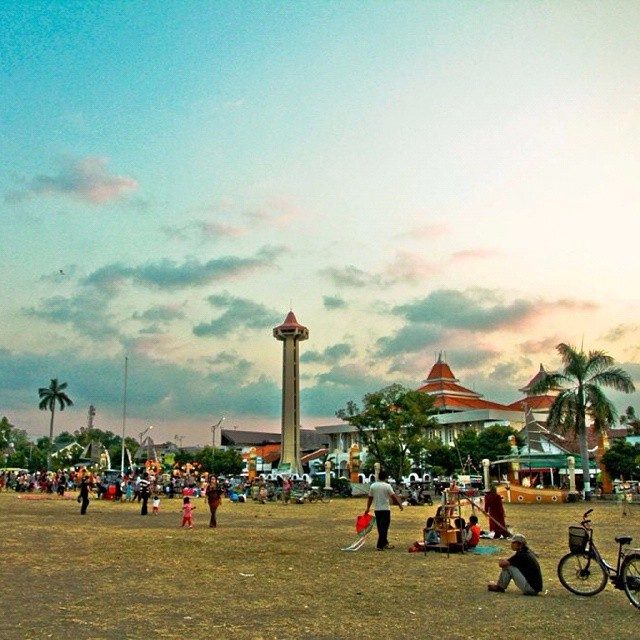 Alun-alun kota Tegal yang selalu ramai